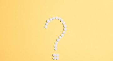 Foto von Anna Shvets von Pexels (Weiße Tabletten als Fragezeichen; Hintergrund gelb)