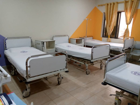 Zimmer im Methodist Hospital Aburaso wurden mit Medizintechnik und Betten ausgestattet. 