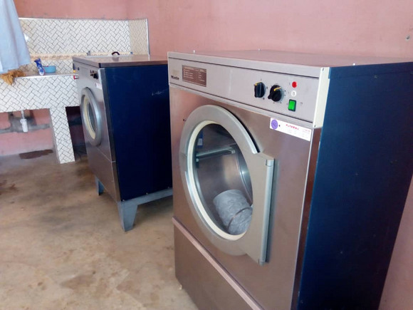 Das technische Gerät für die Wäscherei und die Zentralsterilisation ist bereits angekommen – und muss noch installiert werden. 