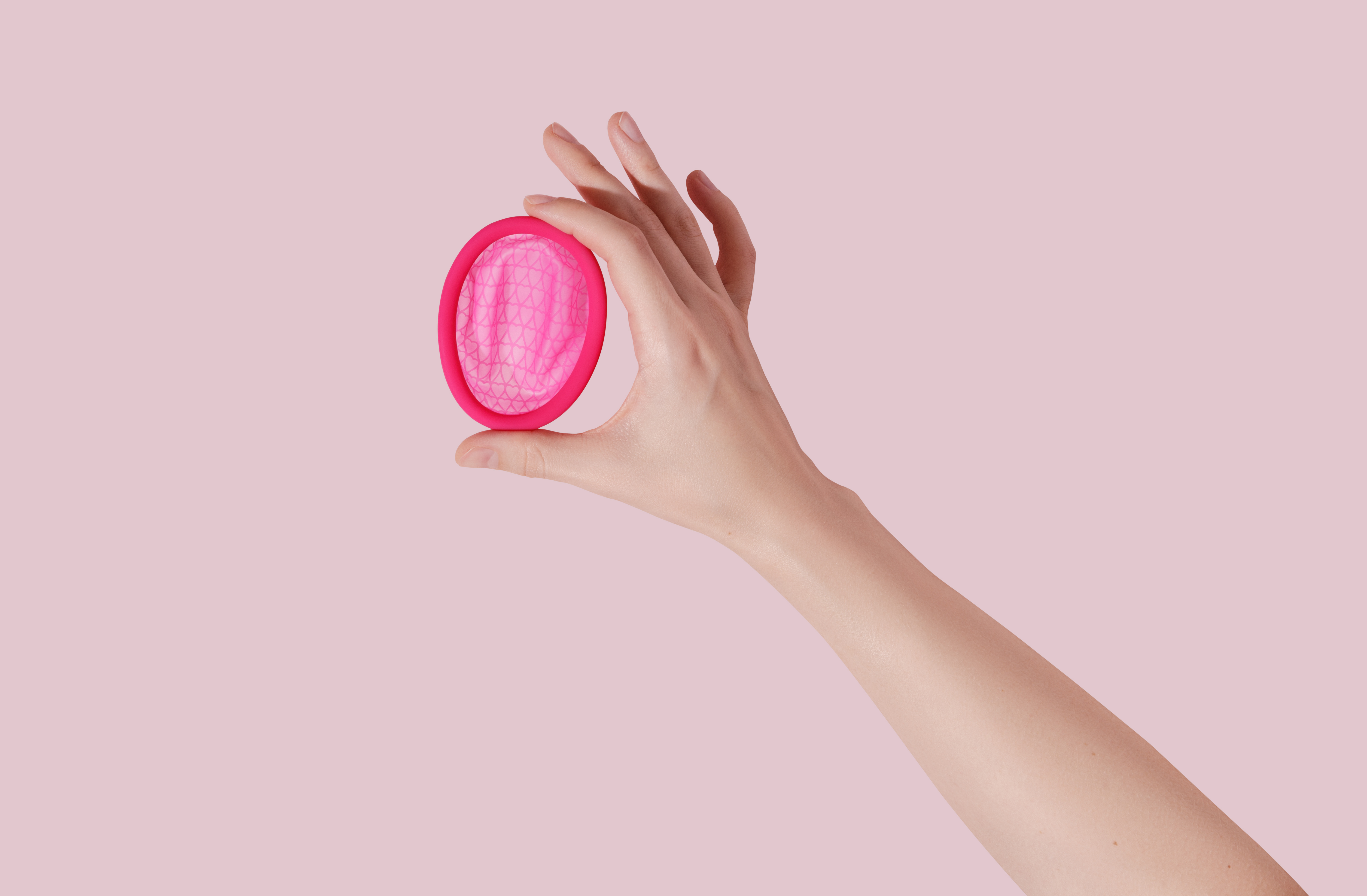 Menstruationsscheibe wird von einer Hand gehalten