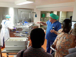 Besuch der Zentralsterilisation im AGAPLESION ELISABETHENSTIFT in Darmstadt: Das Thema steriles Arbeiten ist für den Besuch von großem Interesse. In ihrem Krankenhaus in Ghana wird gerade die Chirurgie etabliert, für die saubere Instrumente entscheidend sind.