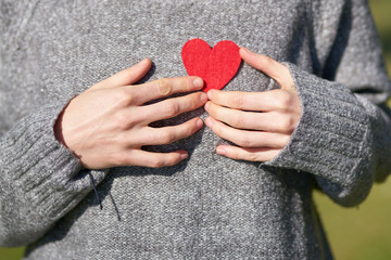 Frau hält ausgeschnittenes Herz Foto von Engin Akyurt von Pexels