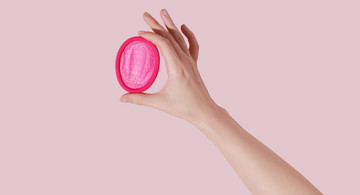 Menstruationsscheibe wird von einer Hand gehalten