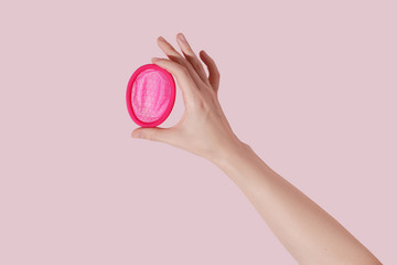 Menstruationsscheibe wird von einer Hand gehalten