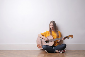 Frau spielt Gitarre