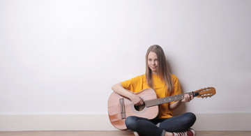 Frau spielt Gitarre