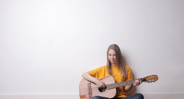 Frau spielt Gitarre