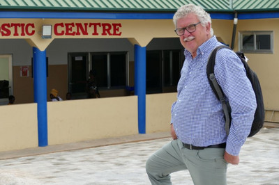 Prof. Ulrich Vetter vor dem Methodist Faith Healing Hospital (2018).