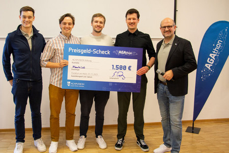 Das Siegerteam der Challenge „AI LabCheck“, „Minute Lab“, mit Fabian Lechner (links) und Sebastian Polag (rechts)