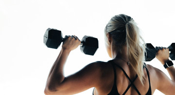 Trainierende Frau mit Hanteln