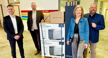 Im AGAPLESION EVANGELISCHES KRANKENHAUS MITTELHESSEN überreichen Geschäftsführer Markus Schäfer (l.) und Klinikmanager Norman Knortz (2. v. l.) die Ecoflow-Geräte der AGAPLESION Stiftung im Wert von 20.000 Euro an Landrätin Anita Schneider und ihren Büroleiter Udo Liebich (r.) (Foto: Landkreis Gießen). 