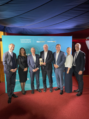  Nehmen den Award für den „Most Impactful Deal“ entgegen (v.l.): Harald Maas, Anna Lena Opitz-Schellenberg, Dr. Markus Horneber, André Schellenberg, Sven Axt, Anne Wirtz und Clemens Maurer.