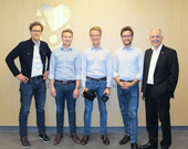 Die Gewinner von Sympatient (Mitte: Benedikt Reinke, Christian Angern, Julian Angern) mit Dr. Markus Horneber (rechts, AGAPLESION) und Christian Lautner (links, Flying Health Incubator) 