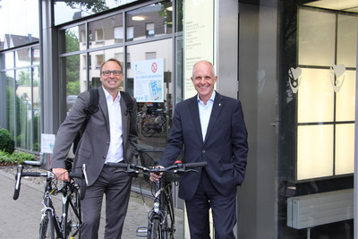 AGAPLESION Vorstandsvorsitzender Dr. Markus Horneber und Personalvorstand Roland Kottke radeln zur Arbeit.