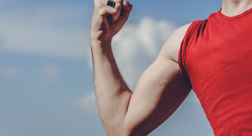 Mann hebt rechten Arm