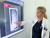 Dr. Geck zeigt auf ihren Bildschirm. Dort hat das Programm ‚AZmed‘ auf einem Röntgenbild einen hohen Verdacht auf eine Fraktur festgestellt