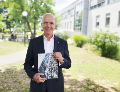 Der Vorstandsvorsitzende von AGAPLESION, Dr. Markus Horneber, präsentiert  den Geschäftsbericht  Bildnachweis: AGAPLESION/Ina Palacios Escobar