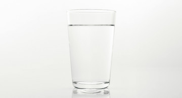 Foto von Engin Akyurt: https://www.pexels.com/de-de/foto/wasser-glas-studio-weisser-hintergrund-10965842/