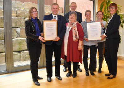 Diese Leitungsteams bieten „gute Arbeit“ im Bereich der pflegenden Berufe in Wiesloch. Das bekamen sie von Dr. Christine Hardegen (ganz links) und Christine Görzen (ganz rechts) jetzt per Urkunde bescheinigt: Knut Bender und Christiane Findeklee vom AGAPLESION HAUS KURPFALZ (linkes Duo); Ulrike Hitzfeld und Eva Schröder vom AGAPLESION HAUS KURPFALZ (rechtes Duo); ganz hinten Geschäftsführer Michael Thomas. 