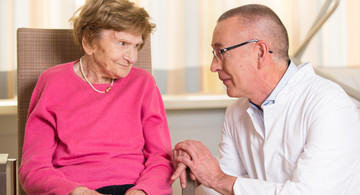 Dr. Müller-Schulz im Gespräch mit einer Patientin