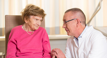 Dr. Müller-Schulz im Gespräch mit einer Patientin