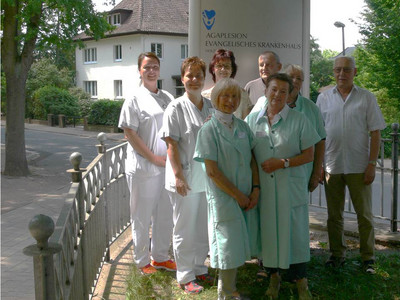 Alexandra Jacob (Patientenmanagement), Anke Yuen (Patientenmanagement), Thomas Marx (Technische Abteilung), Herr Möller (Holzmindener Tafel), Frau Möller, Frau Beer, Frau Ried (Grüne Damen), Susanne Joppe (Pflegedirektion) nicht auf dem Bild Michael Marx (Technische Abteilung).