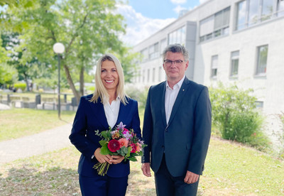 Personalvorständin Constance von Struensee und der Aufsichtsratsvorsitzende Pastor Stephan Ringeis Bildnachweis: AGAPLESION
