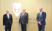 Vorstandsvorsitzender Dr. Markus Horneber, Aufsichtsratsvorsitzender Hans-Jürgen Steuber und Vorstand Jörg Marx (v.l.n.r.). Bildnachweis: AGAPLESION