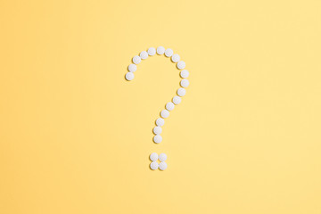 Foto von Anna Shvets von Pexels (Weiße Tabletten als Fragezeichen; Hintergrund gelb)