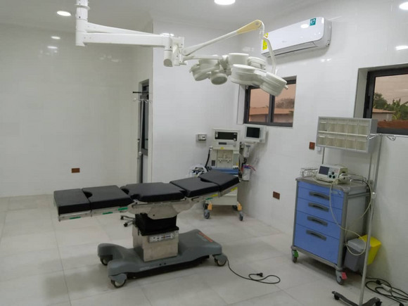 OP-Saal im Methodist Hospital Apagya wurden mit Medizintechnik ausgestattet. 