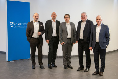 Die Gesellschafter der neuen Gesundheits-Holding in Darmstadt: Sebastian Polag (Vorstand AGAPLESION gAG), Jörg Marx (stellv. Vorstandsvorsitzender AGAPLESION gAG), Hanno Benz (Oberbürgermeister Darmstadt), André Schellenberg (Klinikdezernent & Kämmerer Stadt Darmstadt), Dr. Markus Horneber (Vorstandsvorsitzender AGAPLESION gAG) (v.l.n.r.)