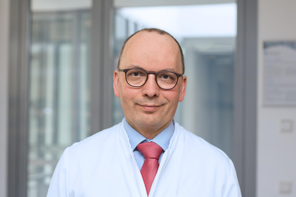 Prof. Dr. med. Dr. med. habil. Christoph Fehr ist Chefarzt der Klinik für Psychiatrie, Psychotherapie und Psychosomatik am AGAPLESION MARKUS KRANENHAUS.