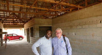 Joseph Amankwaa (l.) und Prof. Ulrich Vetter auf dem Gelände des Methodist Faith Healing Hospital (MFHH) in einem Neubau 