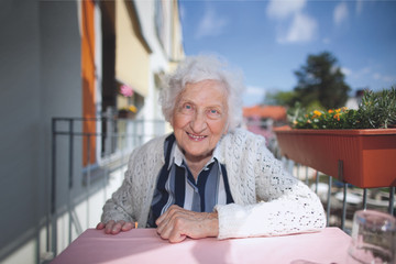 Seniorin auf Balkon