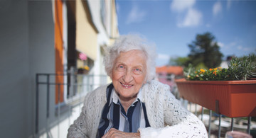 Seniorin auf Balkon