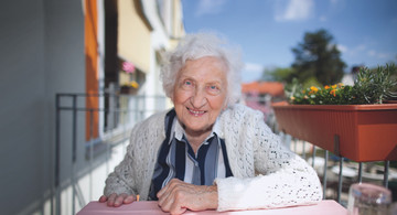 Seniorin auf Balkon