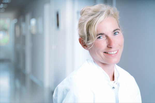Portrait xpertin Priv.-Doz. Dr. med. Iris Schleicher, Fachärztin für Orthopädie, Unfallchirurgie und Sportmedizin am AGAPLESION MED. VERSORGUNGSZENTRUM Gießen