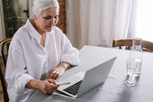 Online: Sprechstunde: Frau sitzt vor Notebook