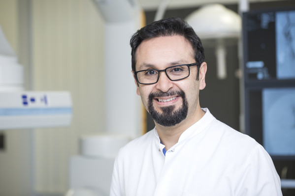 Dr. Jawed Arjumand, Chefarzt und Gefäßexperte der Klinik für Angiolologie und interventionelle Gefäßmedizin am AGAPLESION BETHESDA KRANKENHAUS WUPPERTAL