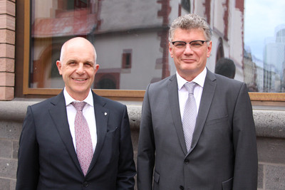 v.l.n.r.: Dr. Markus Horneber, Vorstandsvorsitzender AGAPLESION gAG mit Pastor Stephan Ringeis, Aufsichtsratsvorsitzender AGAPLESION gAG.  Fotocredit: AGAPLESION gAG