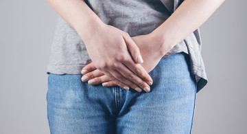 Leistenbruch Schmerzen Leiste Frau Jeans