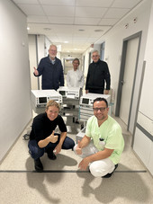 : Dr. Elisabeth Behrens (hinten Mitte) übergibt die Wehen-Schreiber gemeinsam mit Chefärztin Dr. Karen Wimmer-Frey und Sektionsleiter Wael AlAbssi (vorne) an die Vertreter der Ukrainehilfe der Kirchengemeinde Wittlohe. 