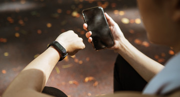 Mann Arm Fitnessarmband und Handy Ketut Subiyanto von Pexels