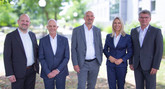 AGAPLESION Vorstand Sebastian Polag (Finanzen & IT), Dr. Markus Horneber (Vorsitzender), Jörg Marx (Stv. Vorsitzender), Constance von Struensee (Personal) und der Aufsichtsratsvorsitzende Pastor Stephan Ringeis (v.l.n.r.) Bildnachweis: AGAPLESION/Ina Palacios Escobar