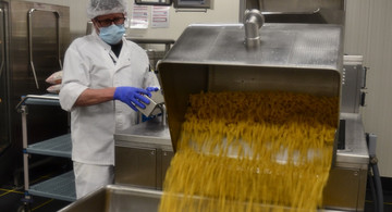 Im sog. Pastamaten inklusive vollautomatischem Rückkühlbecken werden bis zu 200 kg Pasta pro Stunde zubereitet