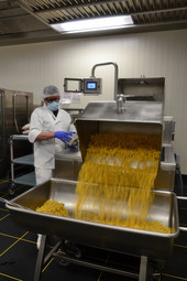 Im sog. Pastamaten inklusive vollautomatischem Rückkühlbecken werden bis zu 200 kg Pasta pro Stunde zubereitet