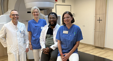 Das Team der Strahlentherapie unter Leitung von Chefarzt Dr. med. Hilko Strehl (l.) mit dem neuen Linearbeschleuniger.