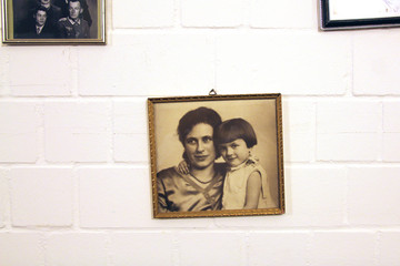 Bilderrahmen an der Wand mit einer alten Fotografie