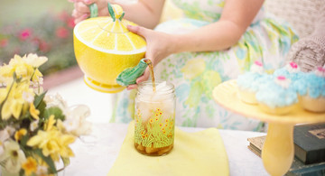 Foto von Jill Wellington: https://www.pexels.com/de-de/foto/person-die-keramische-teekanne-der-gelben-und-grunen-limettenform-halt-42322/