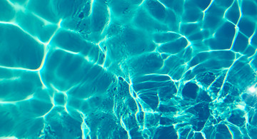 Foto von julie aagaard: https://www.pexels.com/de-de/foto/blaue-wassertapete-1426718/